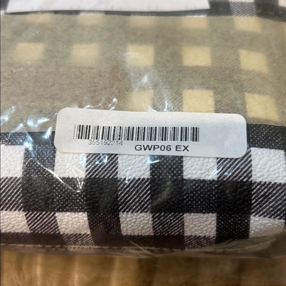Dooney&Bourke Checkered Black and White Pouch - Picture 4 of 4